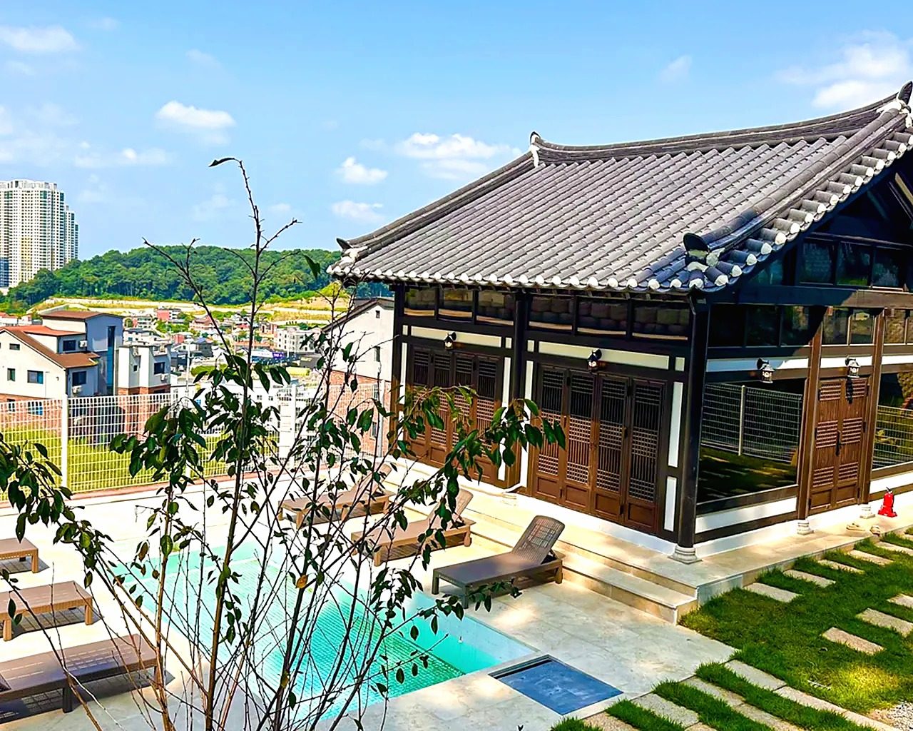 라온채 한옥과 수영장 전경
